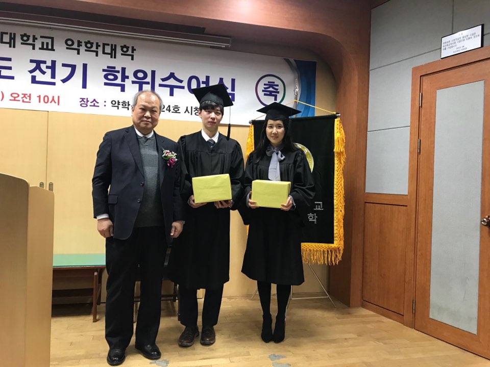 총동문회 졸업생 기념품 수여 - 라지영, 박진원